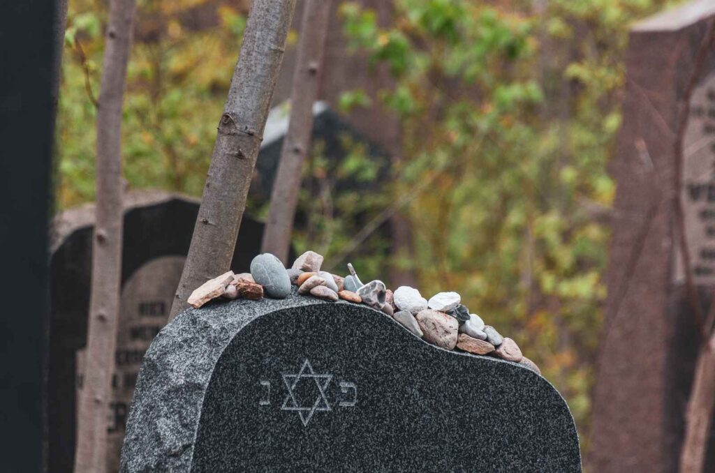 אותיות עופרת על מצבה