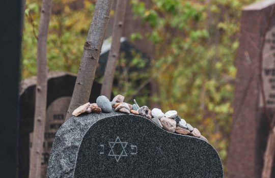 אותיות עופרת על מצבה2